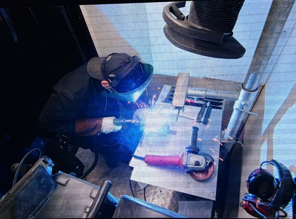 FGU-elev, der er i gang med at svejse til FGU Skills